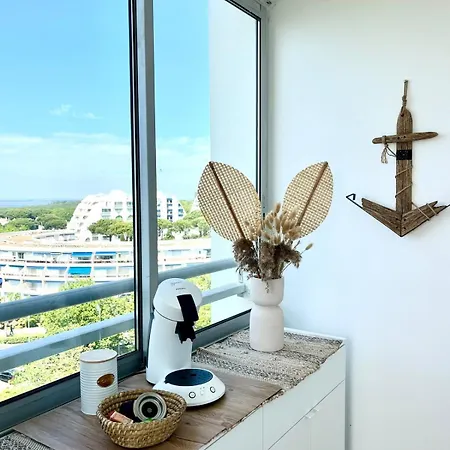 Cabines, Vue & Etang, A Pied La Grande-Motte